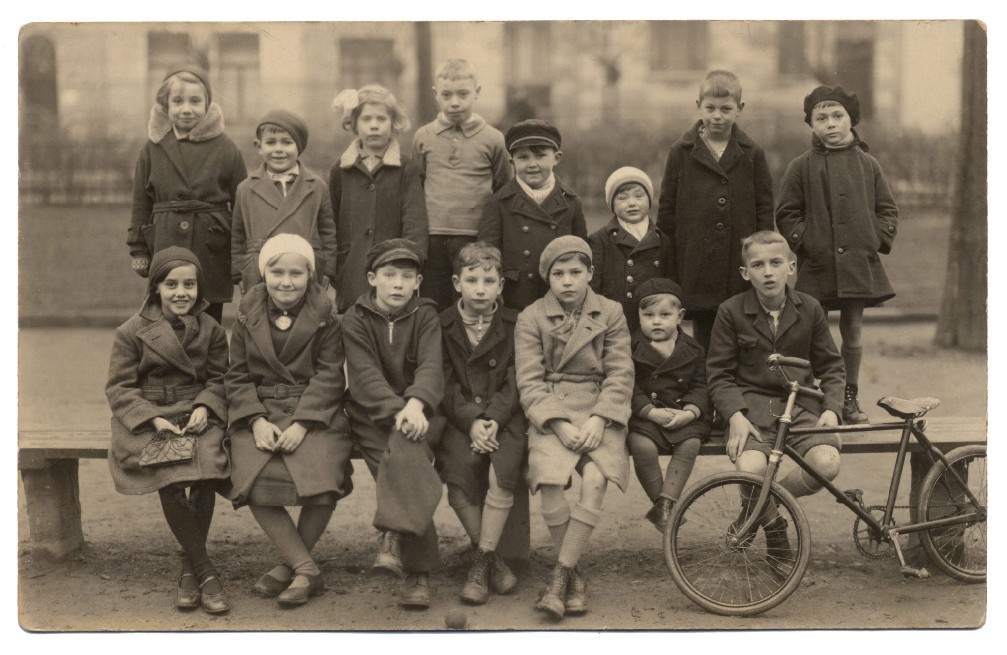 Gruppenbild mit 15 Kindern in Schwarz-Weiss