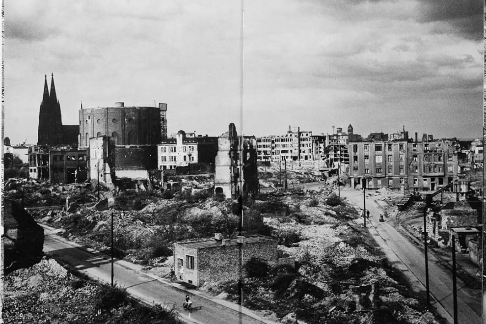 Walter Wirdeier, Stadtansicht mit Wasserturm, vom Dach des Hauses „Atlantic“ aus. Waisenhausgasse Köln, um 1951. Vorne links Pantaleonstraße, rechts Perlengraben. „noh un noh“, vordere Vorsatzseiten 3-4