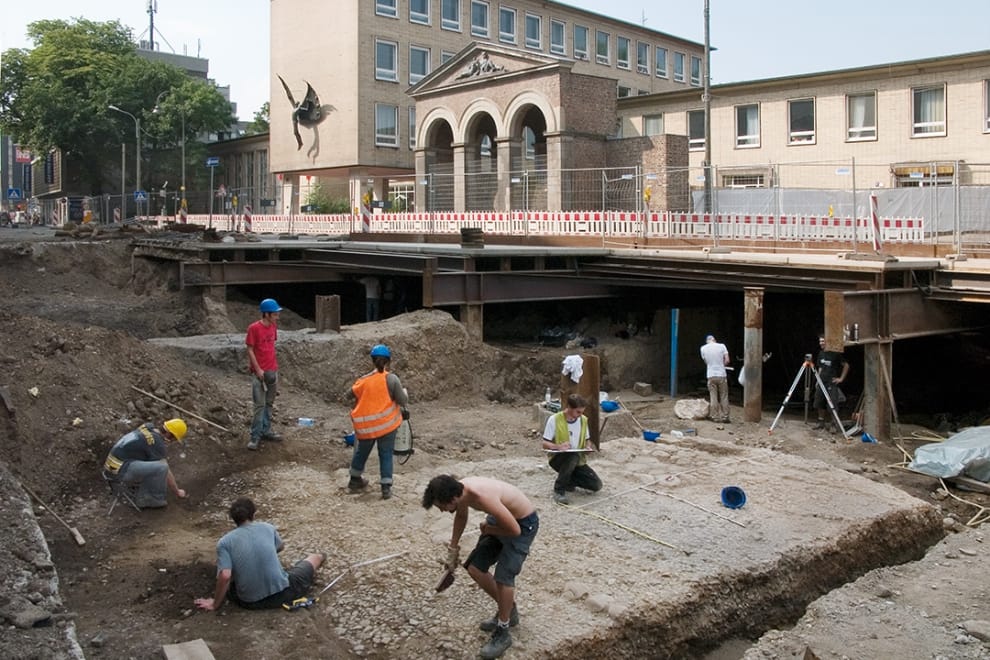 26. Juli 2006 Archäologen legen den kiesgeschotterten antiken Straßendamm frei
